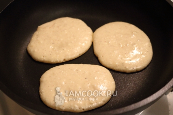 Положить тесто ложкой на сковороду