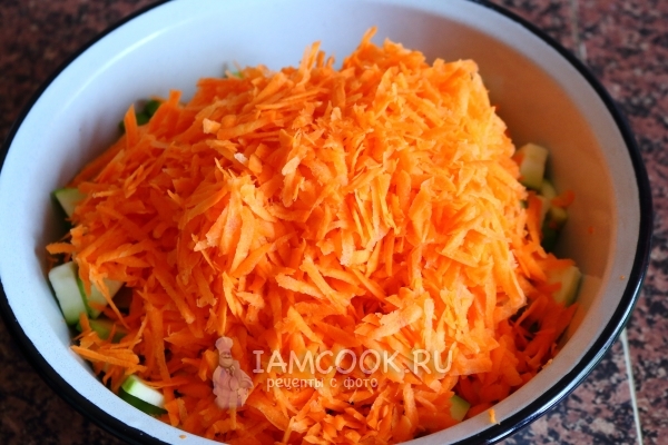 Натереть морковь