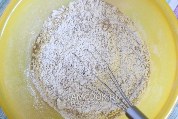 Смешать муку, дрожжи и соль