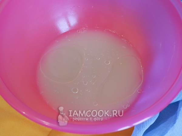 Соединить дрожжи, воду и масло