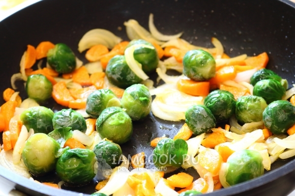 Положить капусту к луку и моркови