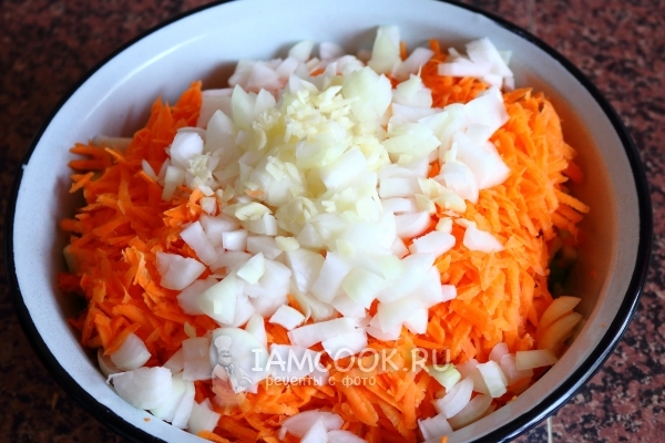 Положить лук и чеснок