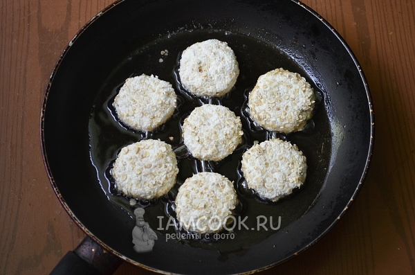 Положить сырники на сковороду
