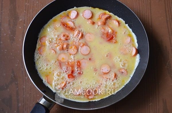 Влить яичную смесь