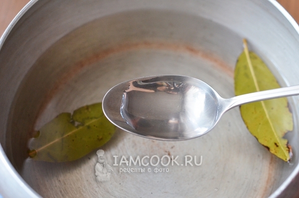 Влить уксус