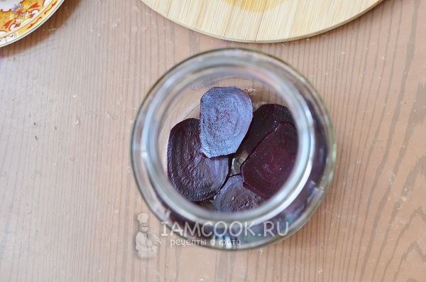 Положить в банку свеклу