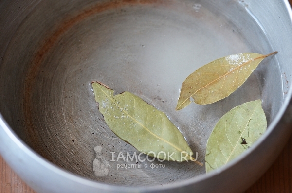 Положить в воду лавровый лист