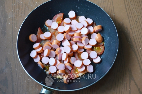 Положить сосиски