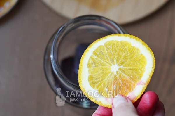 Положить кружочек апельсина