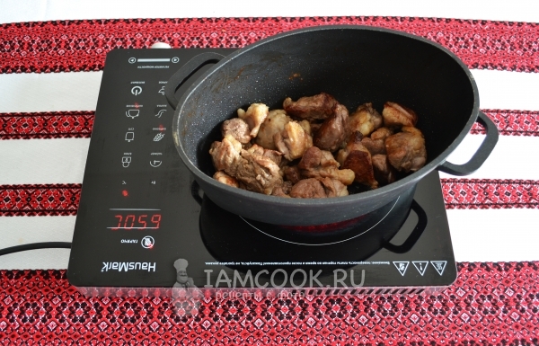 Обжарить мясо в казане