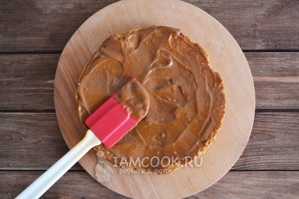 Смазать корж кремом
