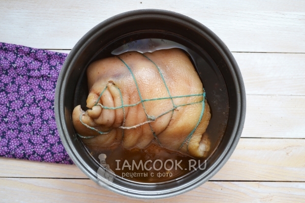 Сваренная рулька в чаше мультиварки