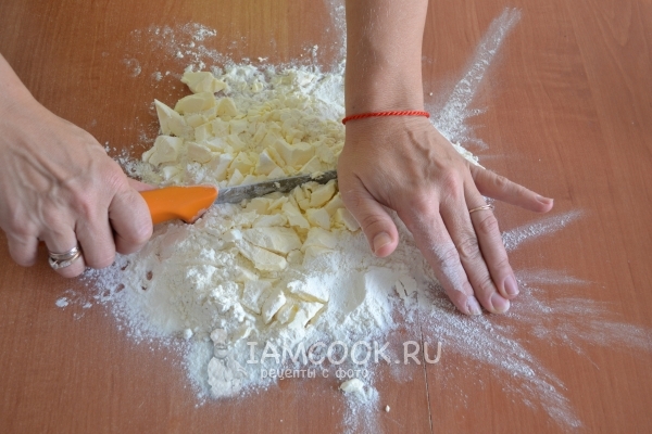 Порубить масло с мукой ножом