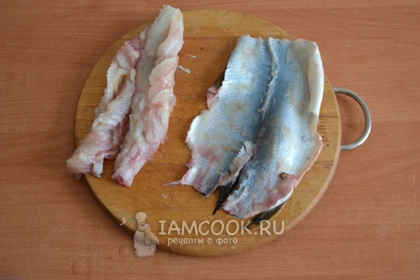 Отделить филе рыбы от кожи