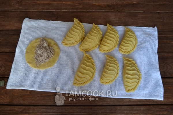 Положить на тесто начинку