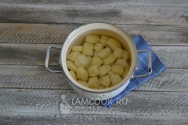 Поставить варить картофель