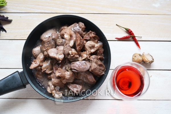 Влить гранатовый сок