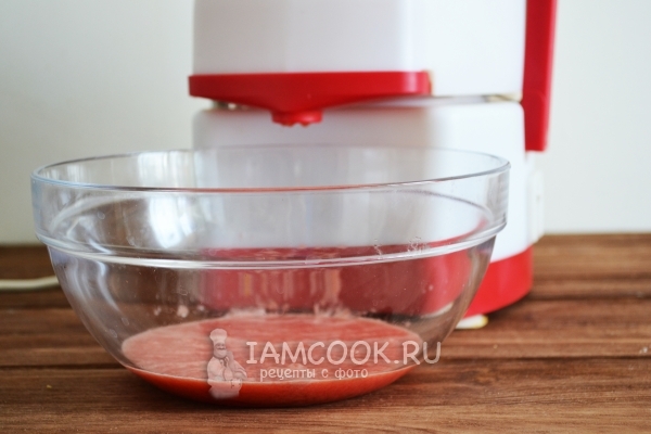 Выжать сок из помидоров