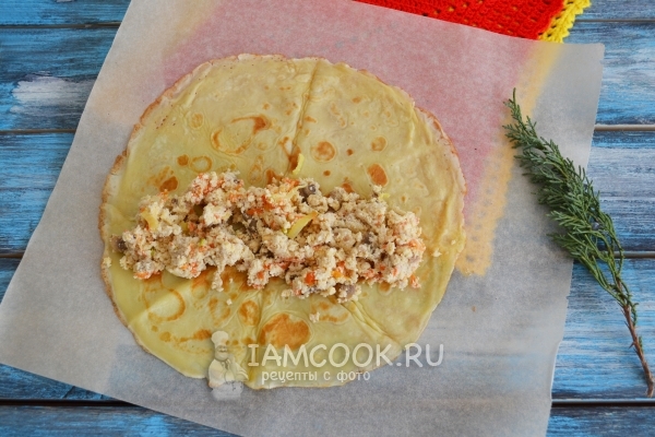 Выложить на блин начинку