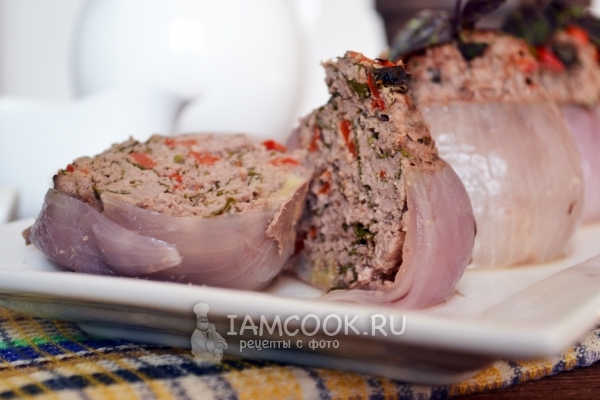 Готовый фаршированный лук в духовке