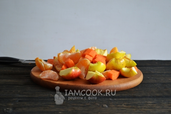 Порезать яблоки и морковь