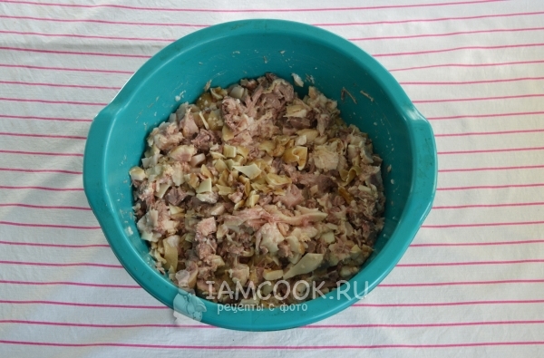 Всыпать соль и специи