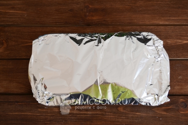 Накрыть форму фольгой