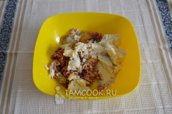 Добавить яйцо, булку, соль и перец