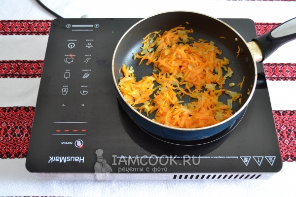 Обжарить лук с морковью