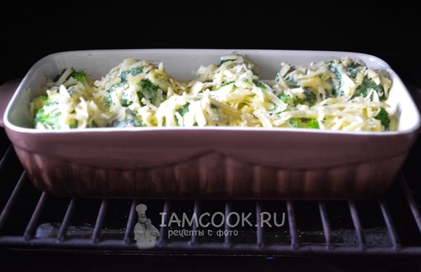 Поставить запеканку в духовку