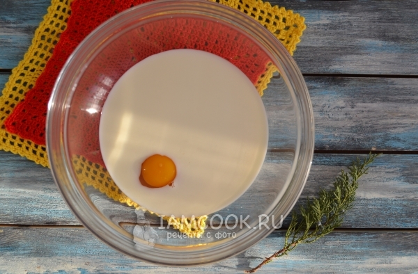 Соединить яйцо и молоко