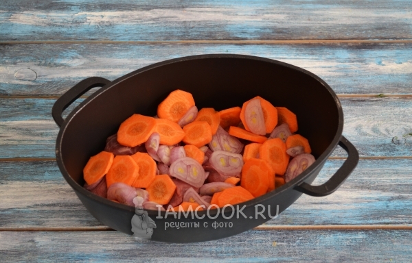 Положить овощи к мясу