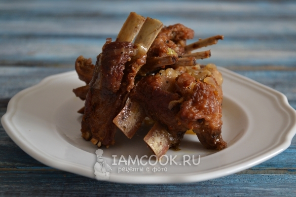 Готовые бараньи ребра с луком