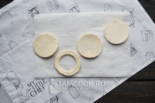 Вырезать из теста кружки