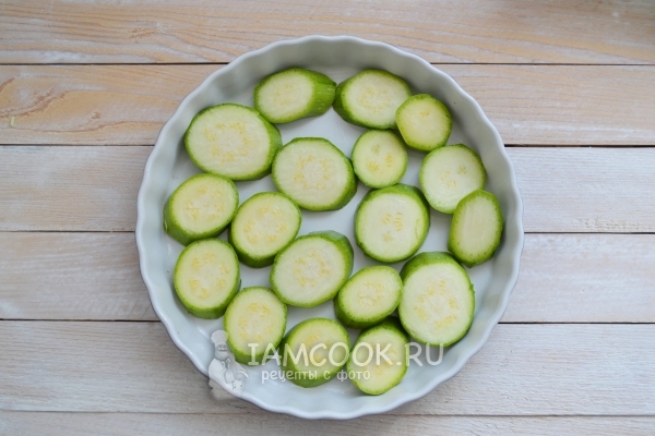 Выложить кабачки в форму