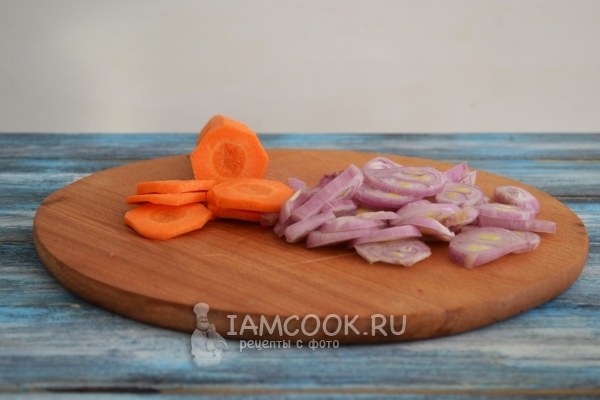 Порезать лук и морковь