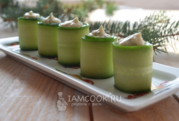 Заполнить роллы начинкой