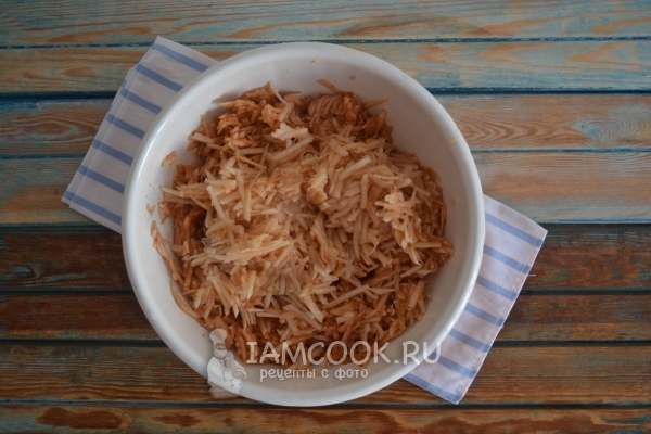 Натереть на терке яблоки