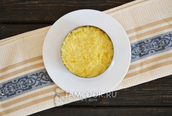 Выложить кашу в формовочное кольцо