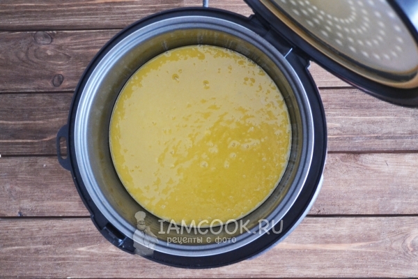 Налить тесто в мультиварку