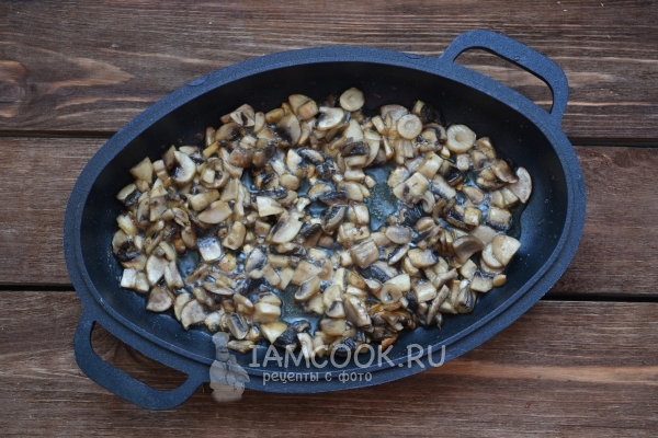 Обжарить грибы
