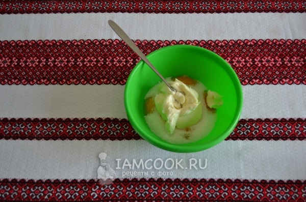 Соединяем желтки с маслом и сахаром