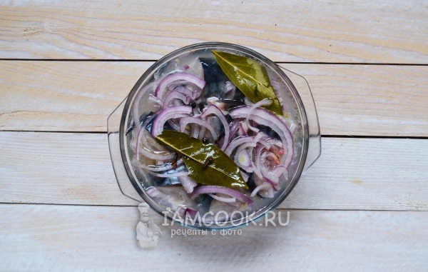 Залить рыбу маринадом