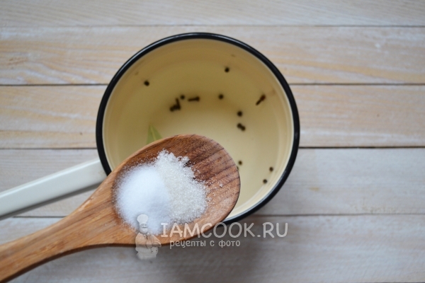 Всыпать соль и сахар