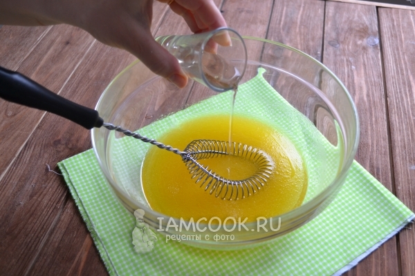 Влить уксус