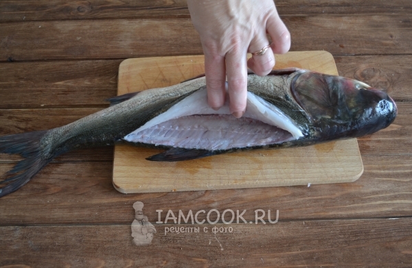 Сделать надрез вдоль хребта