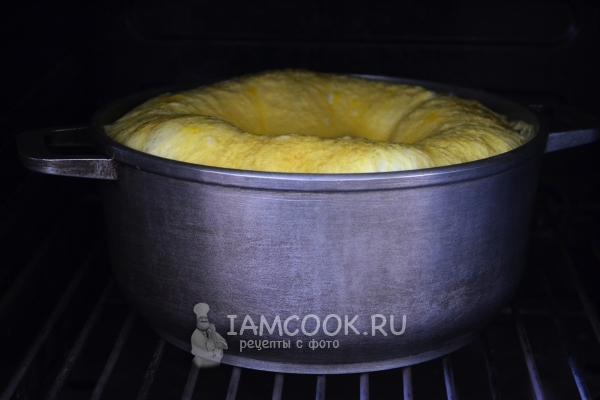 Поставить запеканку в духовку