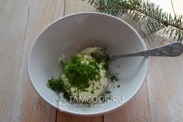Соединить крем-сыр с укропом