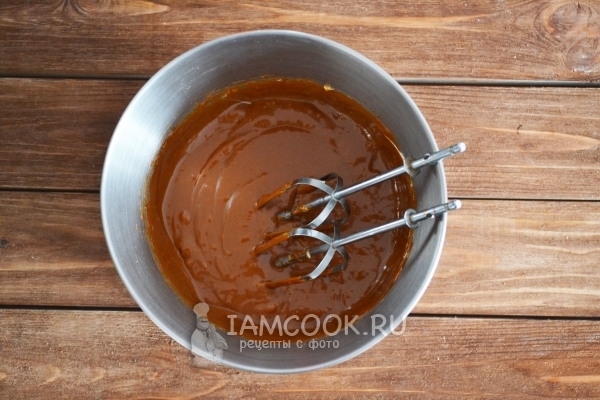 Взбить сгущенку с маслом