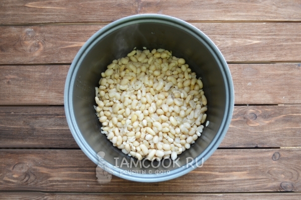 Положить фасоль в мультиварку